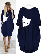Load image into Gallery viewer, Camiseta com estampa de gato de desenho animado vestido de bolso