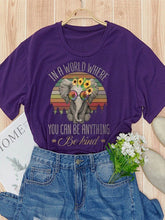Load image into Gallery viewer, Camiseta feminina de gola redonda EM UM MUNDO QUE É TUDO QUE VOCÊ PODE SER Camiseta de manga curta Elefante e girassóis