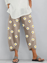 Load image into Gallery viewer, Women's cotton and linen short pants with daisy print