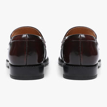 Load image into Gallery viewer, Classic fringed loafers in black / burgundy