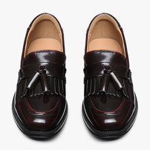Load image into Gallery viewer, Classic fringed loafers in black / burgundy