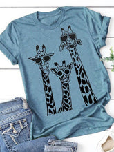 Load image into Gallery viewer, Camiseta feminina de manga curta estampa girafa em volta do pescoço
