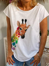 Load image into Gallery viewer, Camiseta feminina de manga curta com estampa girafa