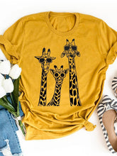 Load image into Gallery viewer, Camiseta feminina de manga curta estampa girafa em volta do pescoço