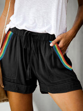 Load image into Gallery viewer, Shorts casuales con costuras de rayas arcoíris