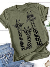 Load image into Gallery viewer, Camiseta feminina de manga curta estampa girafa em volta do pescoço