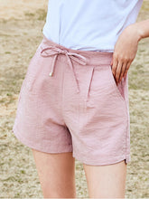 Load image into Gallery viewer, Shorts femininos de algodão e linho com cordão