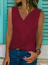 Load image into Gallery viewer, Camiseta con cuello de pico en color liso