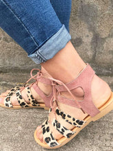 Load image into Gallery viewer, Sandalias romanas planas con tiras cruzadas y estampado de leopardo para mujer