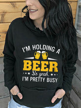 Load image into Gallery viewer, Estou segurando uma cerveja, então sim, estou muito ocupada.