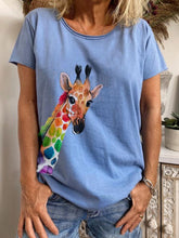 Load image into Gallery viewer, Camiseta feminina de manga curta com estampa girafa