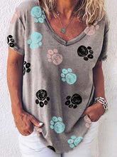 Load image into Gallery viewer, Camiseta feminina com estampa de pata de cachorro colorida