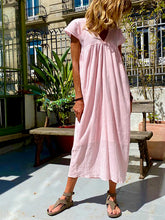 Load image into Gallery viewer, Vestido de manga corta con cuello en V de color liso