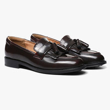 Load image into Gallery viewer, Classic fringed loafers in black / burgundy