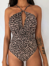 Load image into Gallery viewer, Use traje de baño de una pieza con estampado de leopardo
