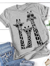 Load image into Gallery viewer, Camiseta feminina de manga curta estampa girafa em volta do pescoço