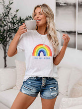 Load image into Gallery viewer, STAY SAFE BE KIND Camiseta feminina de manga curta com estampa arco-íris
