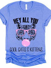 Load image into Gallery viewer, Olá a todos os seus gatos e t-shirt de gatinhos fixes
