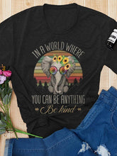 Load image into Gallery viewer, Camiseta feminina de gola redonda EM UM MUNDO QUE É TUDO QUE VOCÊ PODE SER Camiseta de manga curta Elefante e girassóis
