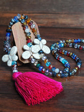 Load image into Gallery viewer, Colar de vidro multicolorido com pompom boho
