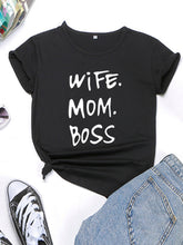 Load image into Gallery viewer, T-shirt casual feminina WIFE MOM BOSS estampada

