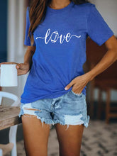 Load image into Gallery viewer, T-shirt pintada de mulher amorosa
