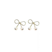 Load image into Gallery viewer, Pearl earrings with bow
