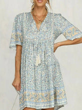 Load image into Gallery viewer, Vestido feminino de manga curta com decote em V

