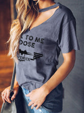 Load image into Gallery viewer, Camiseta com decote em V com estampa do Talk To Me Goose Maverick
