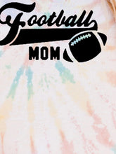 Load image into Gallery viewer, Camiseta pintada de mamãe de futebol feminino
