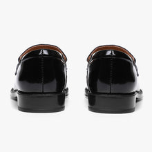 Load image into Gallery viewer, Classic fringed loafers in black / burgundy
