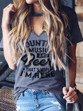 Load image into Gallery viewer, Música country e cerveja, é por isso que estou aqui camiseta ajustada Scoop
