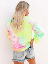 Load image into Gallery viewer, Está bem com a minha alma sudadera con efecto tie dye
