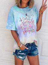 Load image into Gallery viewer, T-shirt Tie-Dye com estampa a cores de pessoas gentis são meu tipo de gente
