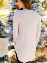 Load image into Gallery viewer, Camiseta feminina de manga longa com estampa de letras cruzadas MOM LIFE
