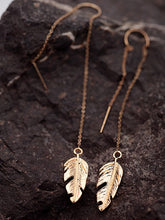 Load image into Gallery viewer, Pendientes de hoja de plumas de oro vintage
