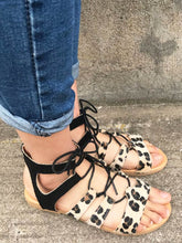 Load image into Gallery viewer, Sandalias romanas planas con tiras cruzadas y estampado de leopardo para mujer
