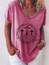 Load image into Gallery viewer, Way Maker Miracle Worker Promise Keeper Light In The Darkness camiseta estampada con cuello en V
