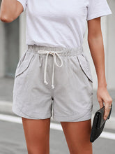 Load image into Gallery viewer, Shorts casuais femininos de algodão e linho com cordão elástico
