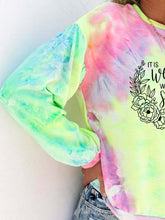 Load image into Gallery viewer, Está bem com a minha alma sudadera con efecto tie dye
