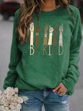 Load image into Gallery viewer, Camiseta clásica Be Kind Sign Language para mujer
