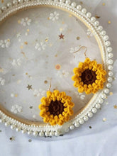 Load image into Gallery viewer, Brincos de flor de girassol tecidos à mão
