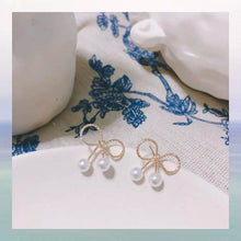 Load image into Gallery viewer, Pearl earrings with bow
