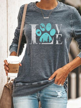 Load image into Gallery viewer, Moletom feminino com estampa de pata de cachorro amor
