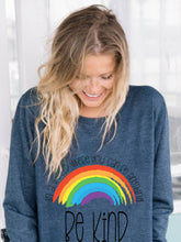 Load image into Gallery viewer, Em um mundo onde você pode ser qualquer coisa Be Kind Rainbow Print Hoodie
