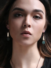 Load image into Gallery viewer, Pendientes de plata antigua con forma geométrica de estilo vintage
