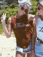 Load image into Gallery viewer, Thelma &amp; Louise Drape Girlfriend Thelma Tank para mulheres
