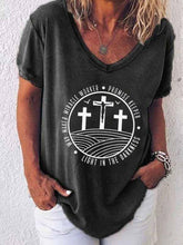 Load image into Gallery viewer, Way Maker Miracle Worker Promise Keeper Light In The Darkness camiseta estampada con cuello en V
