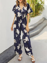 Load image into Gallery viewer, Macacão folgado com estampa floral e cintura alta com decote em V
