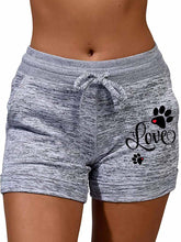 Load image into Gallery viewer, Shorts femininos com estampa de pata de cachorro
